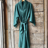 Smaragda zaļš mīkstināta lina auduma halāts ar uzšūtām kabatām - kimono tipa modelis ar garām piedurknēm