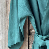Smaragda zaļš mīkstināta lina auduma halāts ar uzšūtām kabatām - kimono tipa modelis ar garām piedurknēm
