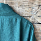 Smaragda zaļš mīkstināta lina auduma halāts ar uzšūtām kabatām - kimono tipa modelis ar garām piedurknēm