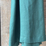 Smaragda zaļš mīkstināta lina auduma halāts ar uzšūtām kabatām - kimono tipa modelis ar garām piedurknēm