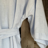 Gaiši zils mīkstināta lina auduma kimono tipa halāts ar 3/4 garuma piedurkni
