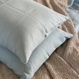 Gaiši zila toņa mīkstināta lina gultas veļas komplekts