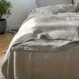 Dabīgi pelēki-balti mistrots lina/kokvilnas vafeļauduma gultas pārklājs, dažādi izmēri