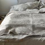 Dabīgi pelēki-balti mistrots lina/kokvilnas vafeļauduma gultas pārklājs, dažādi izmēri