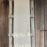 Gaiši bēšīgs aitas vilnas pleds ar delikātu svītriņu ornamentu, ar baltām bārkstīm 130X200cm