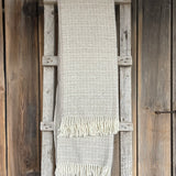 Gaiši bēšīgs aitas vilnas pleds ar delikātu ornamentu, ar baltām bārkstīm 130X200cm