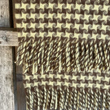 Gaiši dzeltens/brūns 100% aitas vilnas pleds ar bārkstīm un suņa zoba rakstu (houndstooth), 130×200 cm