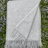 Pelēks/balts aitas vilnas un bambusa pleds ar bārkstīm 130x180cm
