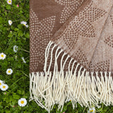 Šokolādes brūna toņa 100% merino aitas vilnas pleds ar baltām bārkstīm, ar ziedu rakstu, 130×200 cm