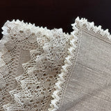 Nekrāsota, dabīgi pelēka toņa mīkstināta lina galda salvete ar divkrāsainu greznu lina mežģīni