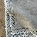 Nekrāsota, dabīgi pelēka toņa mīkstināta lina galda salvete ar divkrāsainu greznu lina mežģīni