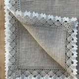 Nekrāsota, dabīgi pelēka toņa mīkstināta lina galda salvete ar divkrāsainu greznu lina mežģīni