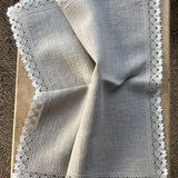 Nekrāsota, dabīgi pelēka toņa mīkstināta lina galda salvete ar divkrāsainu greznu lina mežģīni