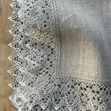 Nekrāsota, dabīgi pelēka toņa mīkstināta lina galda salvete ar divkrāsainu lina mežģīni ar ziedu rakstu