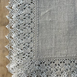 Nekrāsota, dabīgi pelēka toņa mīkstināta lina galda salvete ar divkrāsainu lina mežģīni ar ziedu rakstu