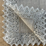 Nekrāsota, dabīgi pelēka toņa mīkstināta lina galda salvete ar divkrāsainu lina mežģīni ar ziedu rakstu