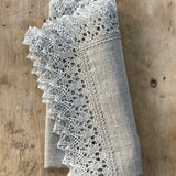 Nekrāsota, dabīgi pelēka toņa mīkstināta lina galda salvete ar divkrāsainu lina mežģīni ar ziedu rakstu