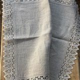 Nekrāsota, dabīgi pelēka toņa mīkstināta lina galda salvete ar divkrāsainu lina mežģīni ar ziedu rakstu