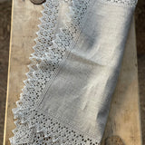 Nekrāsota, dabīgi pelēka toņa mīkstināta lina galda salvete ar divkrāsainu lina mežģīni ar ziedu rakstu