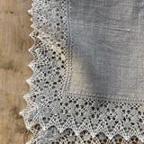 Nekrāsota, dabīgi pelēka toņa mīkstināta lina galda salvete ar divkrāsainu lina mežģīni ar ziedu rakstu