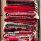 Bordo toņa aitas vilnas pleds ar vertikālām svītrām 130x200cm