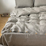 Palags ar gumiju no SVĪTRAINA (TUMŠI PELĒKAS/dabīgi pelēkas sīkas svītriņas(~1.25mm)) dizaina viegli mīkstināta lina auduma, dažādi izmēri