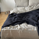 Palags ar gumiju no SVĪTRAINA (TUMŠI PELĒKAS/dabīgi pelēkas sīkas svītriņas(~1.25mm)) dizaina viegli mīkstināta lina auduma, dažādi izmēri