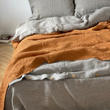 Palags ar gumiju no SVĪTRAINA (TUMŠI PELĒKAS/dabīgi pelēkas sīkas svītriņas(~1.25mm)) dizaina viegli mīkstināta lina auduma, dažādi izmēri