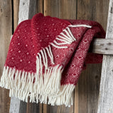 Sarkans aitas vilnas pleds ar baltu ornamentu un baltām bārkstīm 130x200cm