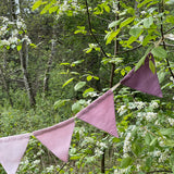 Karodziņu virtene no lina auduma rozā- violetos toņos