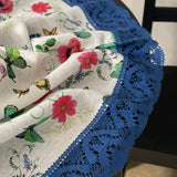 Magones, vanagzirņi, kosmejas un tauriņi- lina galdauts ar 12cm platu rudzupuķu zilu lina mežģīni