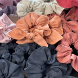 Lina auduma matu gumija - scrunchie - ar dekoratīvu banti Zemeņu rozā tonis S