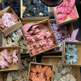 Lina auduma matu gumija - scrunchie - ar dekoratīvu banti Zemeņu rozā tonis S