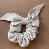 Lina auduma matu gumija - scrunchie - ar dekoratīvu banti Gaiši dabīgi pelēka lina tonis