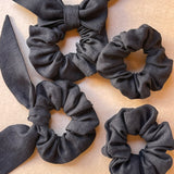 Lina auduma matu gumija- scrunchie ar garām ''ļipiņām''  Melns tonis