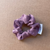 Lina auduma matu gumija - scrunchie - Lavandu violets tonis M (~3cm plata)