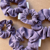 Lina auduma matu gumija - scrunchie - Dūmakainas Lavandas tonis M (~3cm plata)