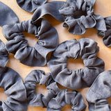 Lina auduma matu gumija- scrunchie ar garām ''ļipiņām'' Tumši pelēks tonis