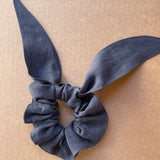 Lina auduma matu gumija- scrunchie ar garām ''ļipiņām'' Tumši pelēks tonis