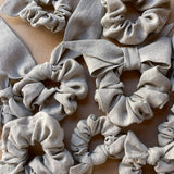 Lina auduma matu gumija - scrunchie - ar mazu bantīti Nekrāsots, dabīgi pelēka lina tonis