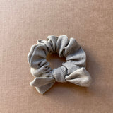 Lina auduma matu gumija - scrunchie - ar mazu bantīti Nekrāsots, dabīgi pelēka lina tonis