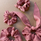 Lina auduma matu gumija- scrunchie ar garām ''ļipiņām'' Koraļļu rozā tonis