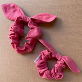 Lina auduma matu gumija - scrunchie - ar dekoratīvu banti Zemeņu rozā tonis S