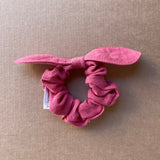 Lina auduma matu gumija - scrunchie - ar dekoratīvu banti Zemeņu rozā tonis S