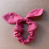 Lina auduma matu gumija - scrunchie - ar dekoratīvu banti Zemeņu rozā tonis M