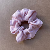 Lina auduma matu gumija - scrunchie - Gaiši rozā tonis L (~5cm plata)