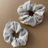 Lina auduma matu gumija - scrunchie - Pelēkas svītriņas L (~5cm plata)