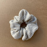 Lina auduma matu gumija - scrunchie - Pelēkas svītriņas L (~5cm plata)