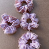 Lina auduma matu gumija - scrunchie - Gaiši rozā tonis ar mežģīņu maliņu L (~5cm plata)