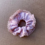 Lina auduma matu gumija - scrunchie - Gaiši rozā tonis ar mežģīņu maliņu L (~5cm plata)